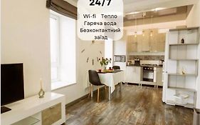 NEW TIME Нова простора квартира біля Центру. Окрема спальня + кухня-вітальня